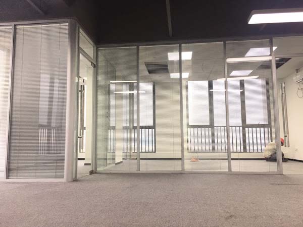 玻璃隔断工程图片.jpg 玻璃隔断工程图片.jpg